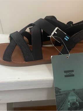 TOMS Black Cross-Strap Buckle Sandals